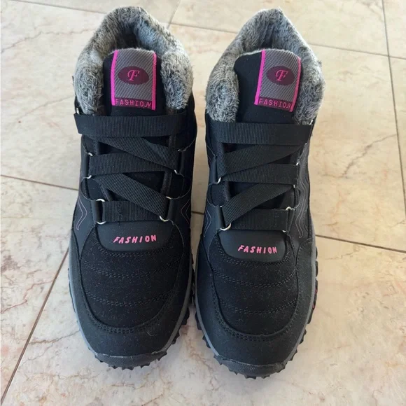 Black and Pink Winter Shoes with Fur Lining - Picture 2 of 4